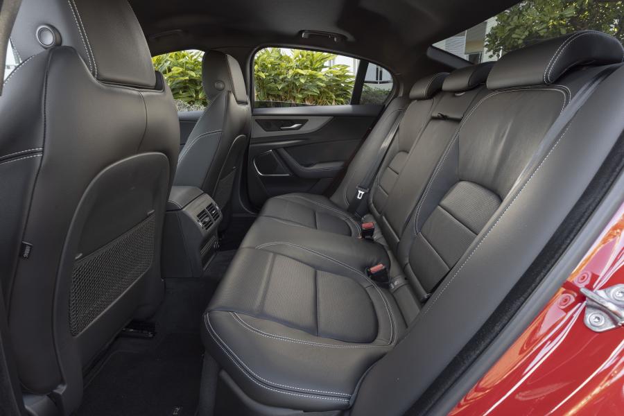 Интерьер Jaguar XE P300 R-Dynamic 2019 года  (AU) (фото 38 из 40)